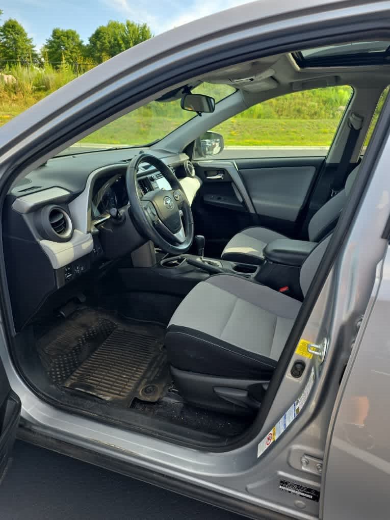 Used 2017 Toyota RAV4 XLE AWD/4WD image 5
