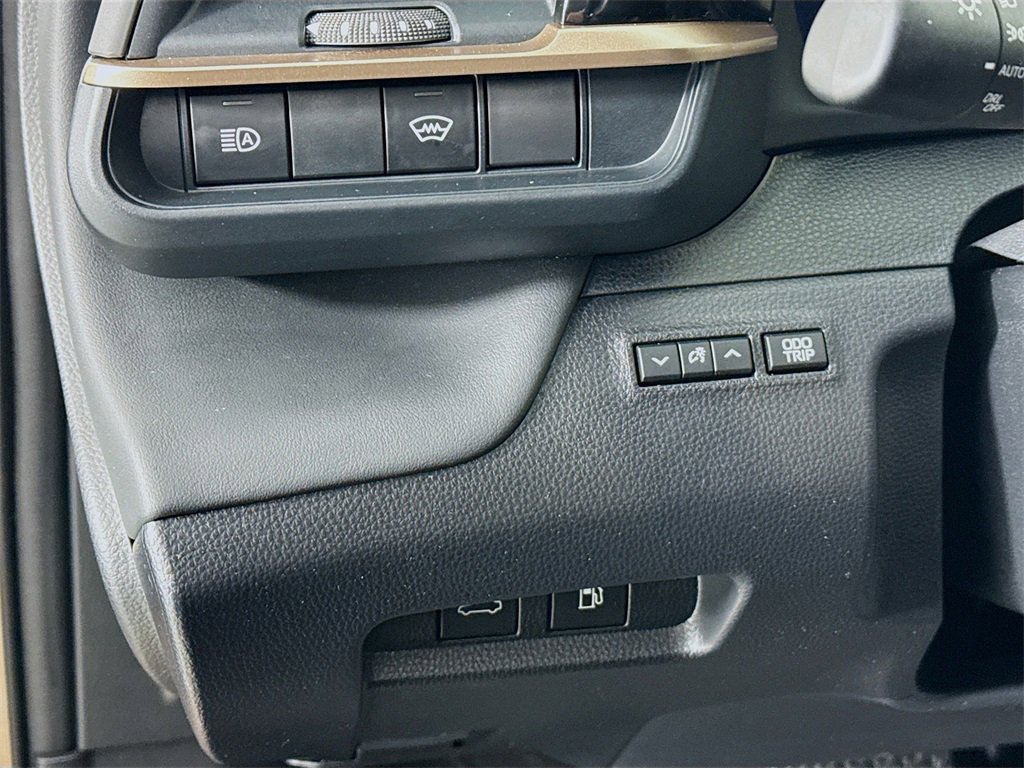 Used 2025 Toyota Crown Platinum image 11