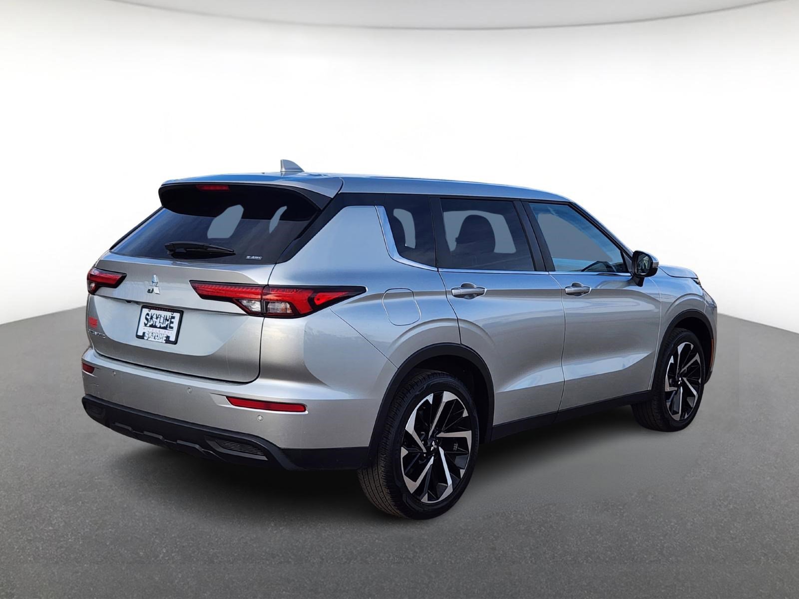 Used 2022 Mitsubishi Outlander ES image 3