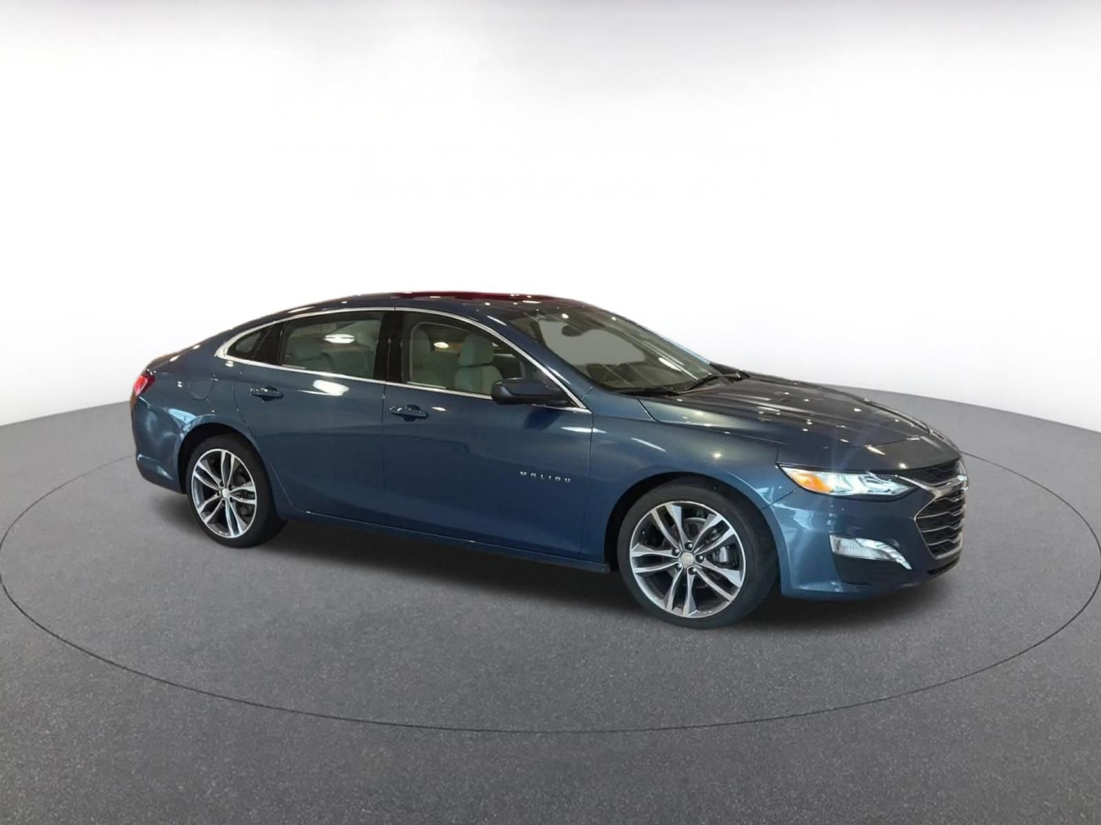 Used 2024 Chevrolet Malibu LT image 2