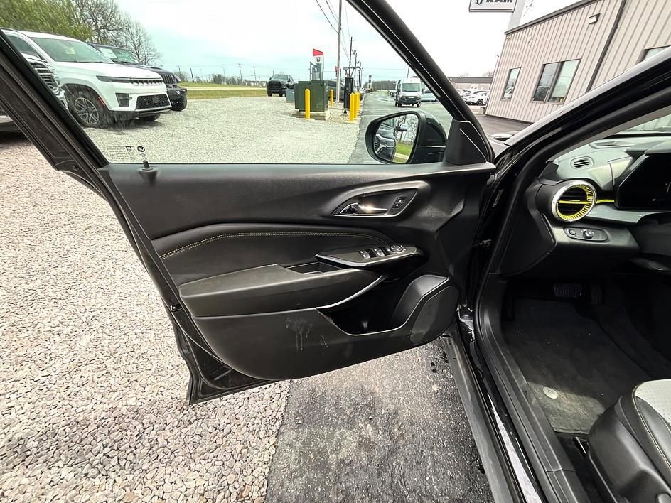 Used 2024 Chevrolet Trax LT w/ Sunroof Package image 11
