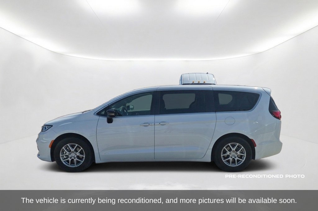 Used 2026 Chrysler Pacifica Select FWD image 9