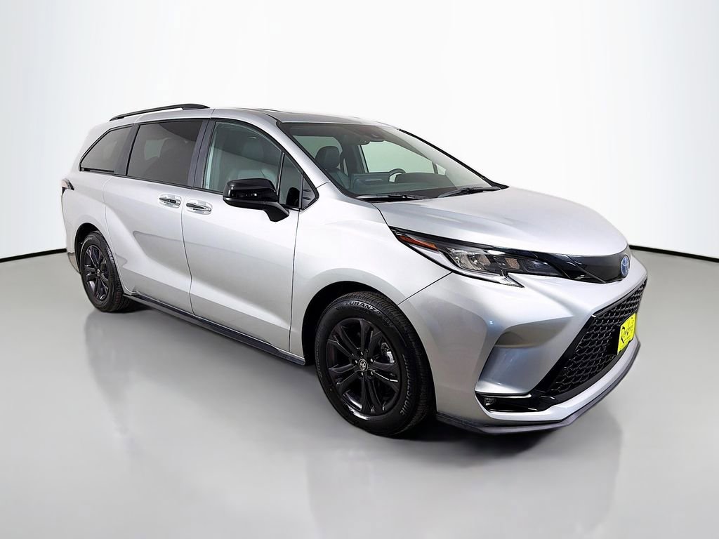 Used 2025 Toyota Sienna XSE w/ XSE Plus Package image 4