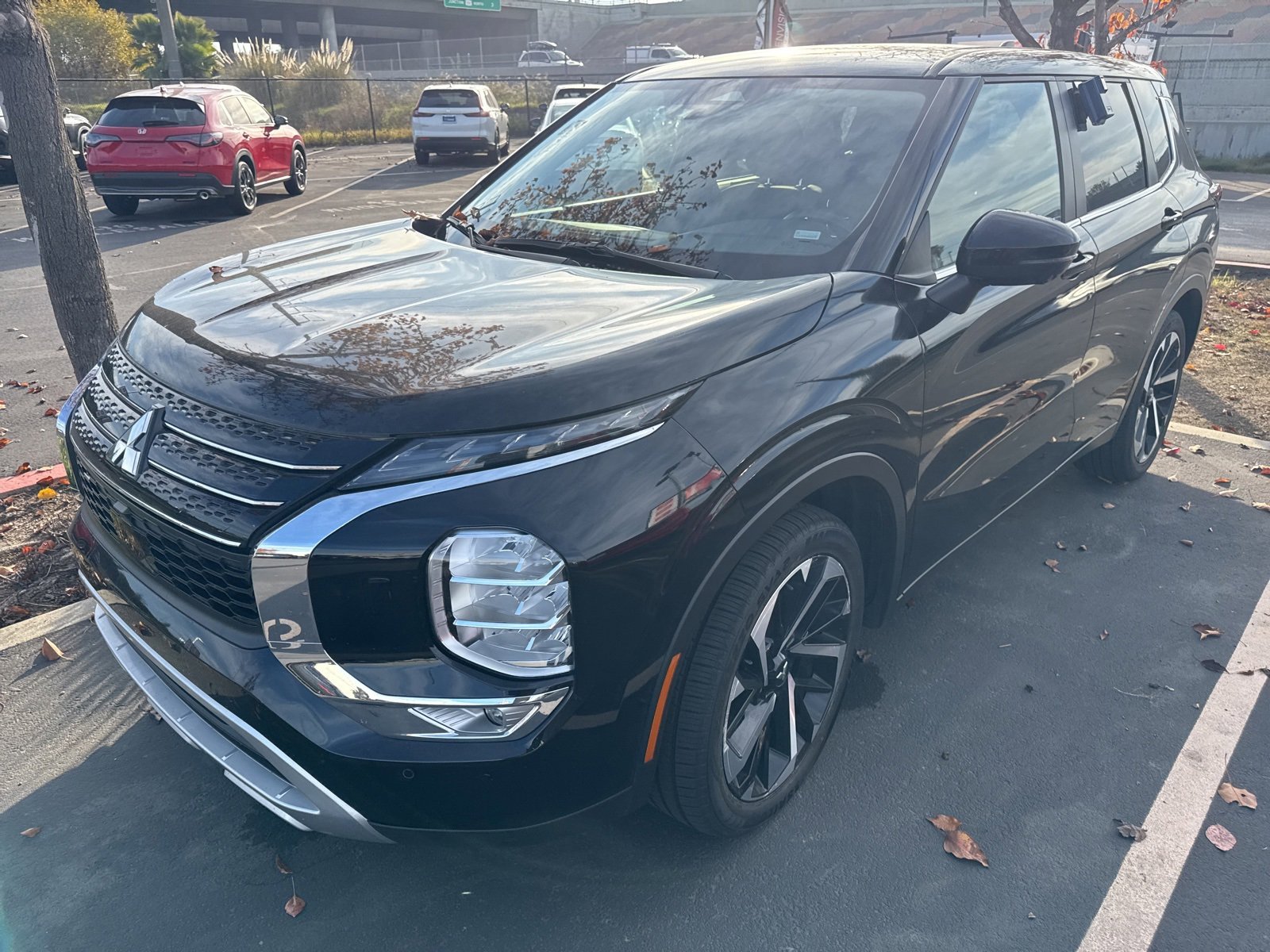 Used 2024 Mitsubishi Outlander SE Black Edition image 3