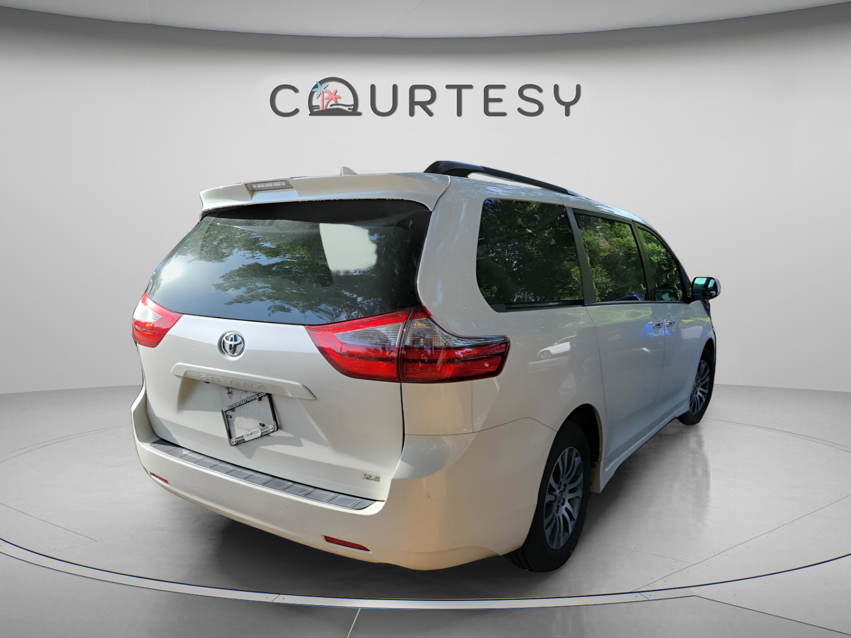 Used 2020 Toyota Sienna XLE FWD image 18