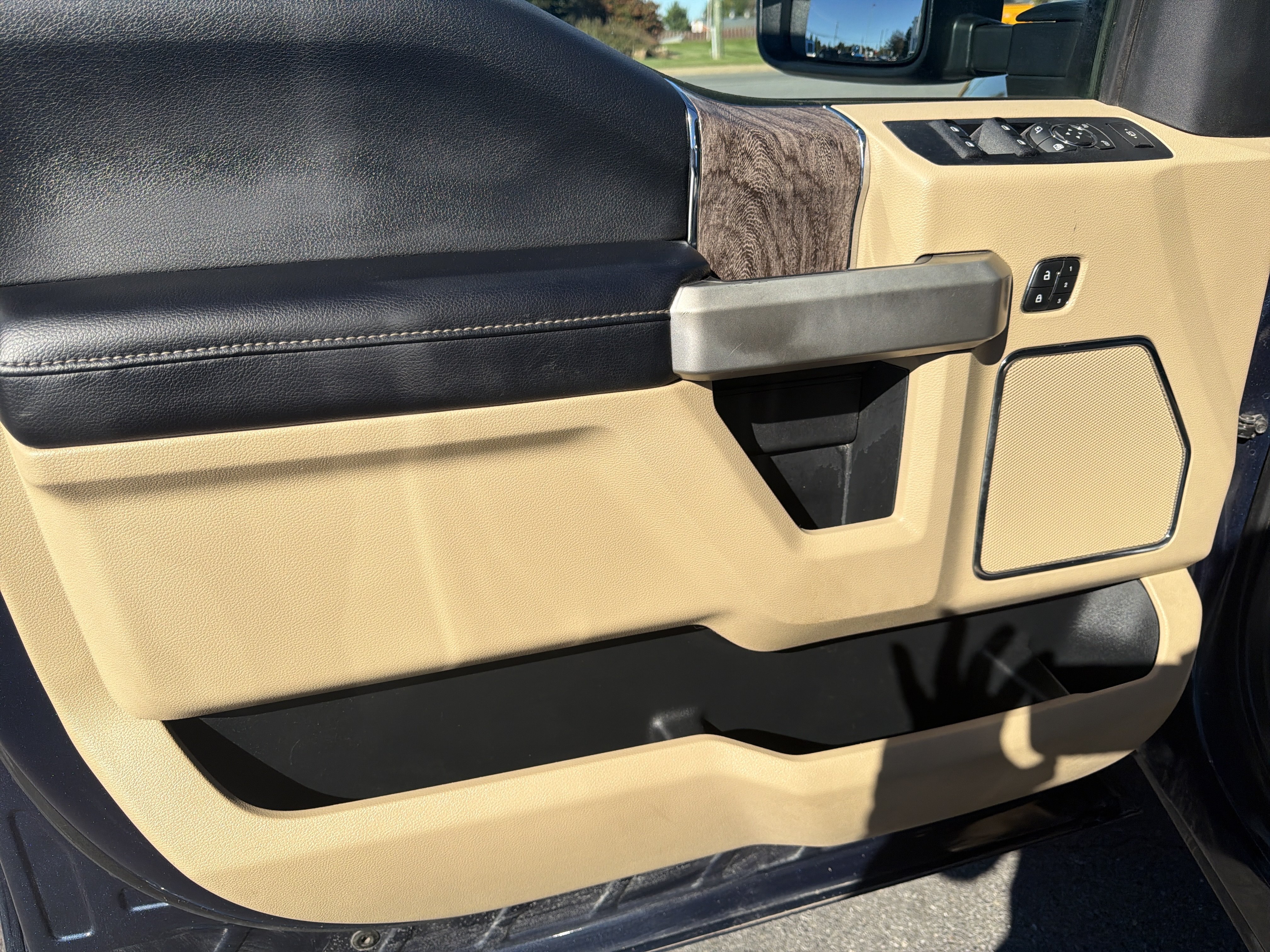 Used 2019 Ford F350 Lariat w/ Lariat Ultimate Package AWD/4WD image 15