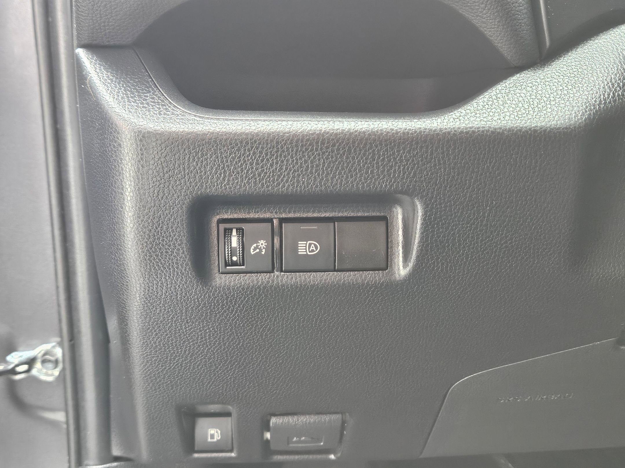 Used 2021 Toyota RAV4 LE image 19