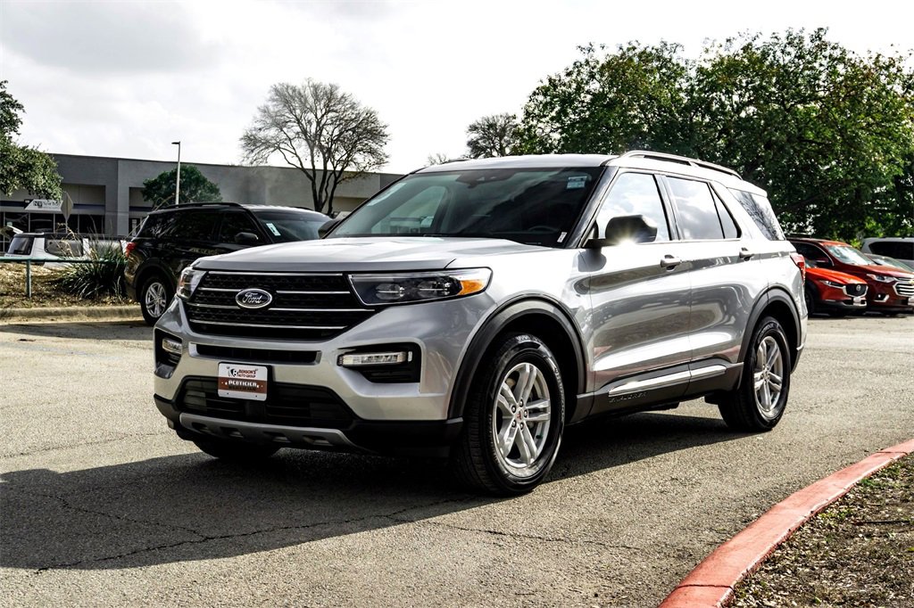 Used 2024 Ford Explorer XLT w/ Equipment Group 202A image 9