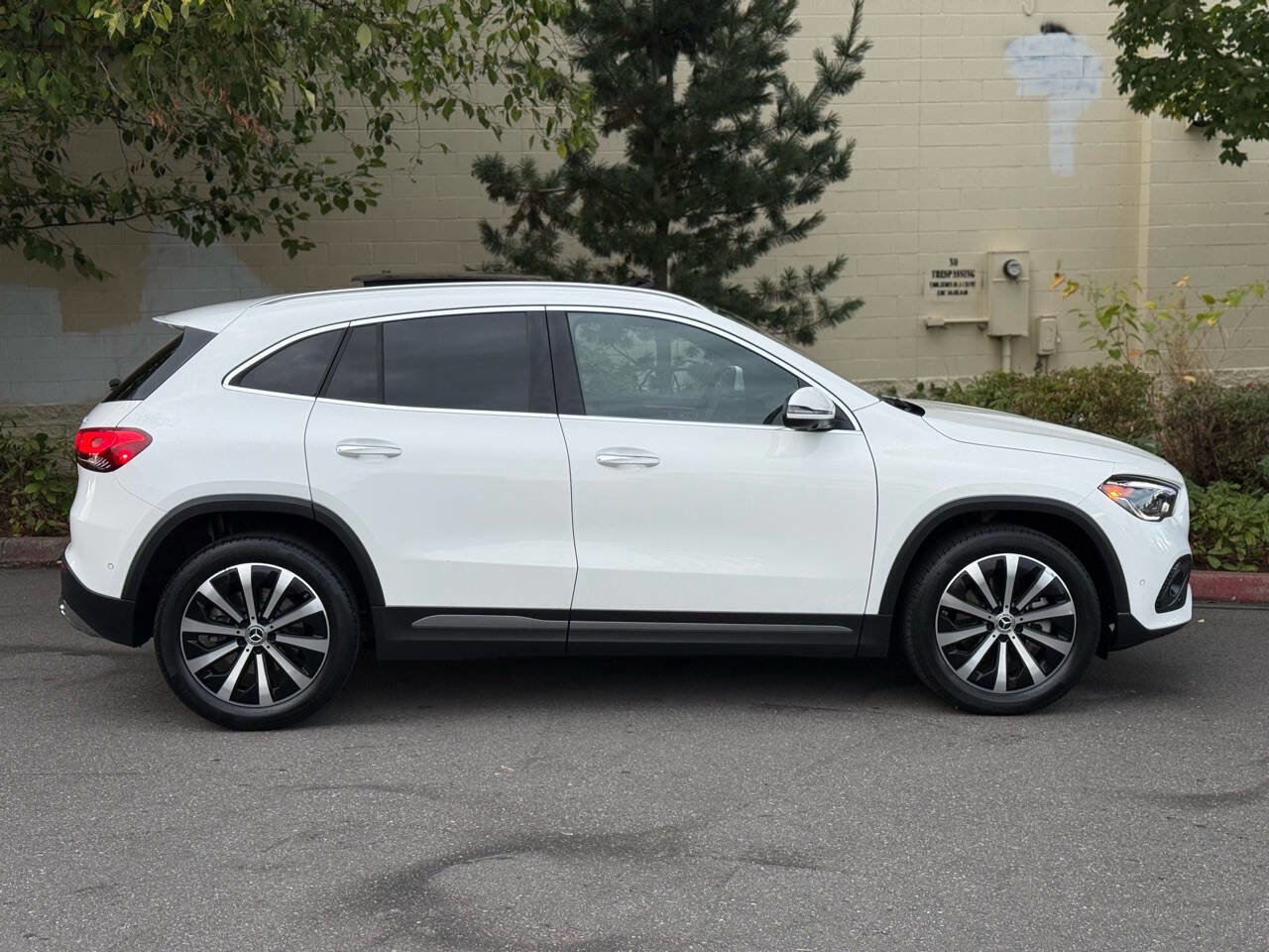 Used 2022 Mercedes-Benz GLA 250 4MATIC w/ Premium Package image 5