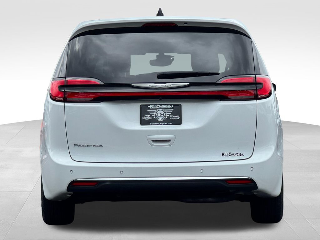 Used 2025 Chrysler Pacifica Select FWD image 6