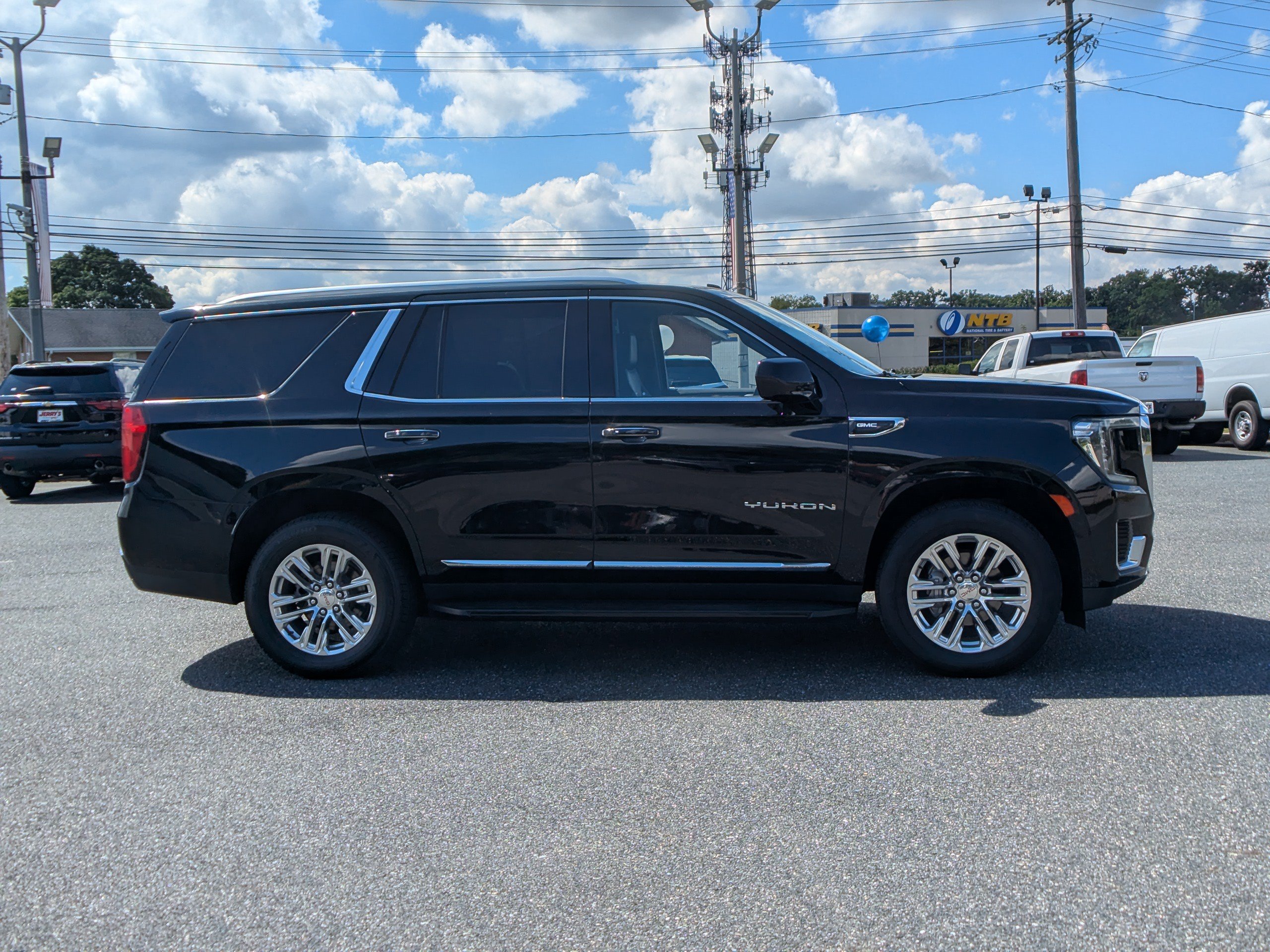 Used 2023 GMC Yukon SLT AWD/4WD image 11