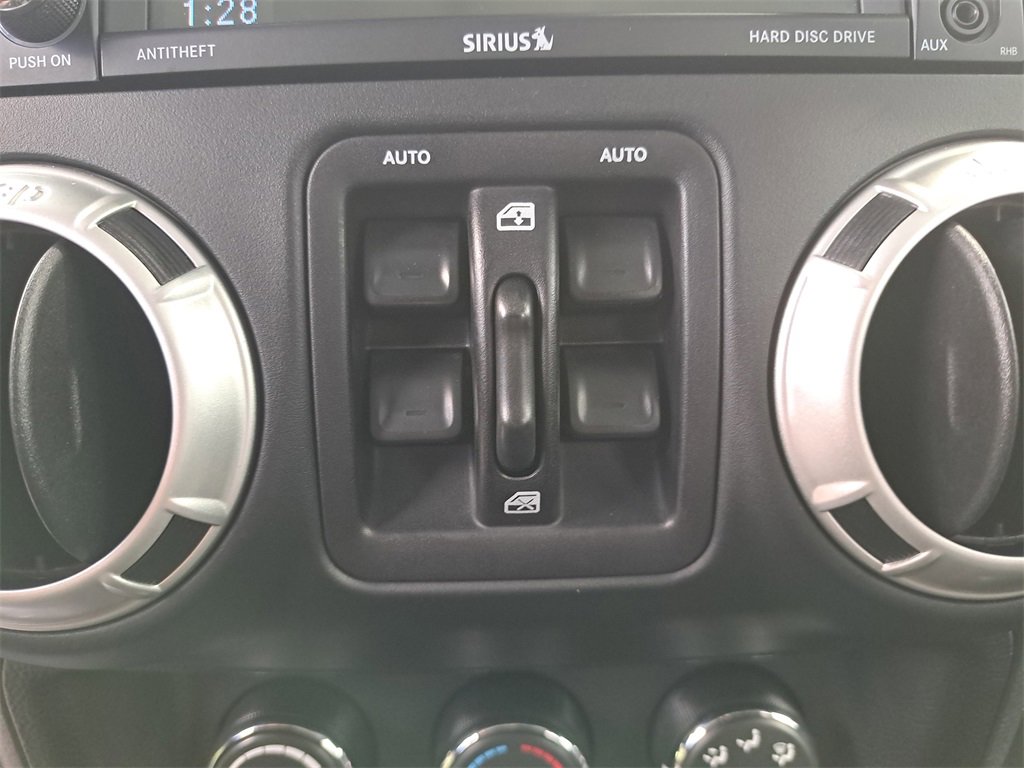 Used 2018 Jeep Wrangler Unlimited Rubicon w/ Connectivity Group image 25