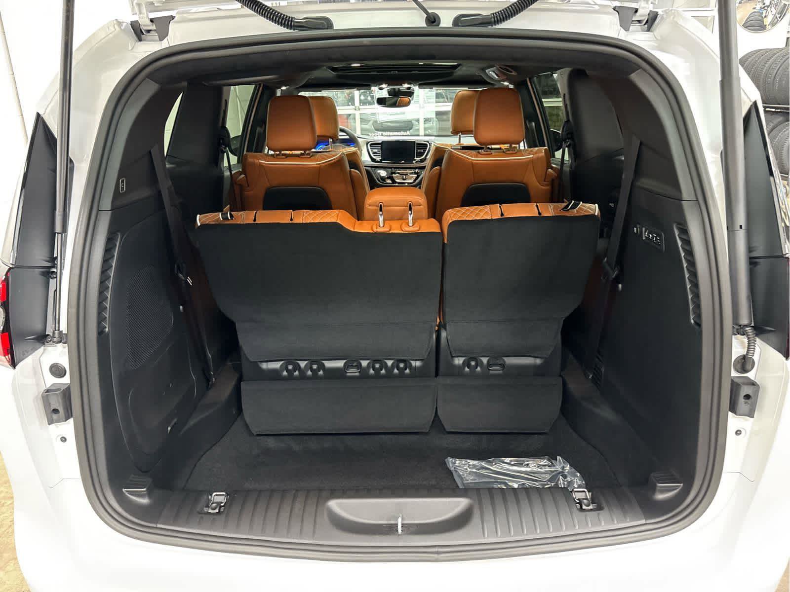 New 2026 Chrysler Pacifica Pinnacle w/ Trailer Tow Group image 29