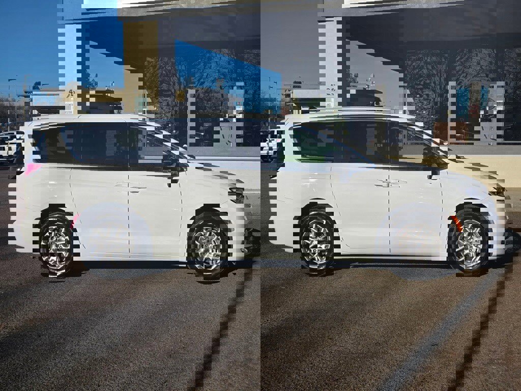 Used 2024 Chrysler Pacifica Touring-L image 32