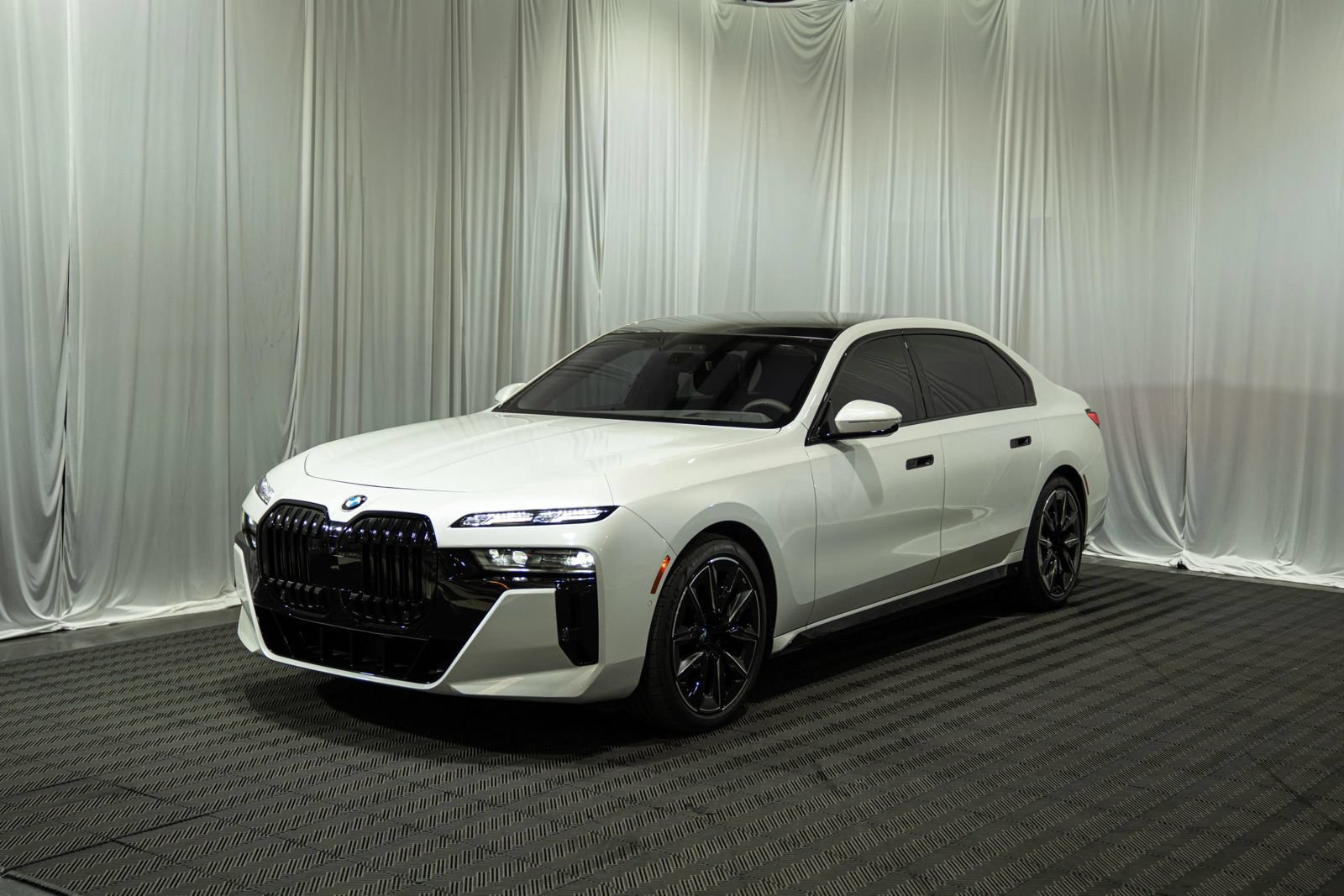 Used 2023 BMW 760i xDrive AWD/4WD image 2