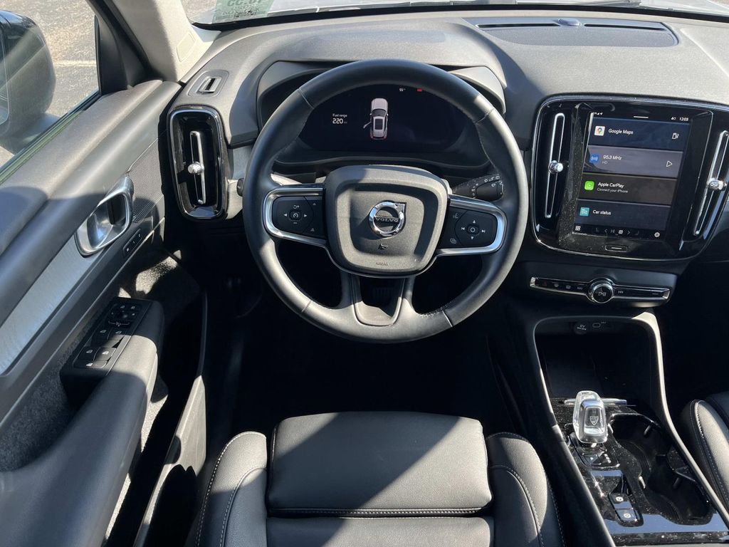 Used 2025 Volvo XC40 B5 Plus image 14