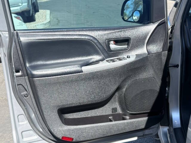 Used 2015 Toyota Sienna SE Premium FWD image 9
