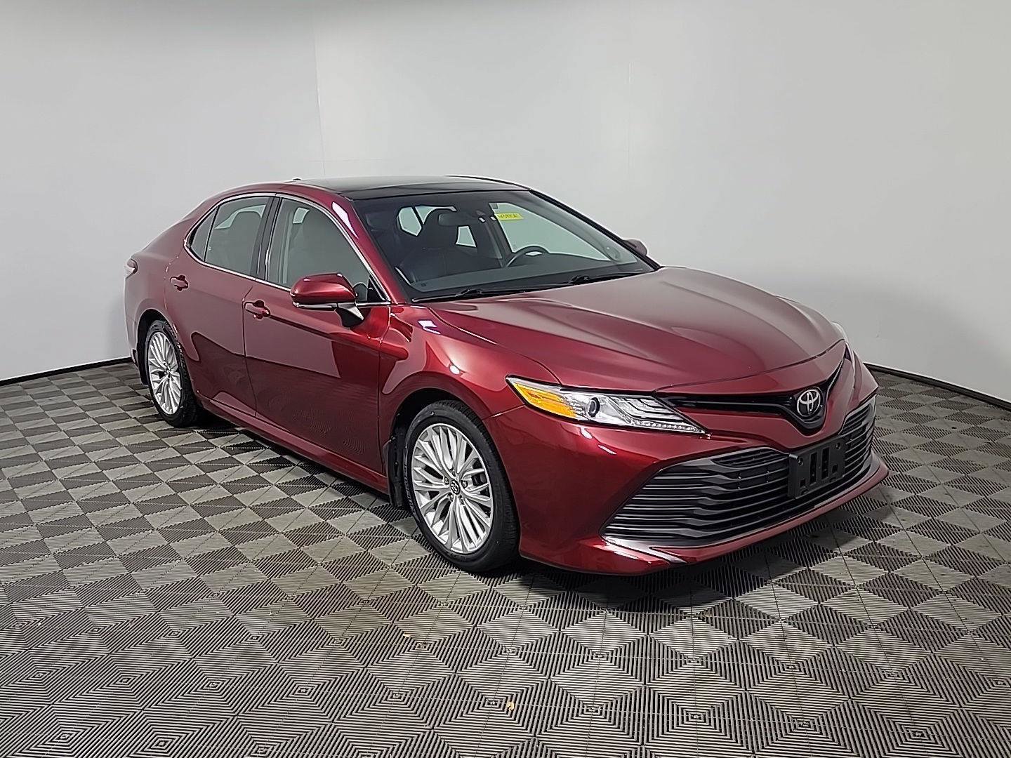 Used 2019 Toyota Camry XLE w/ Navigation Package FWD image 1
