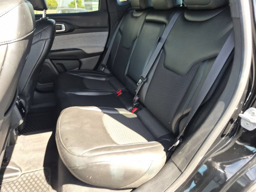 Used 2025 Jeep Compass Latitude w/ Sun & Sound Group AWD/4WD image 28