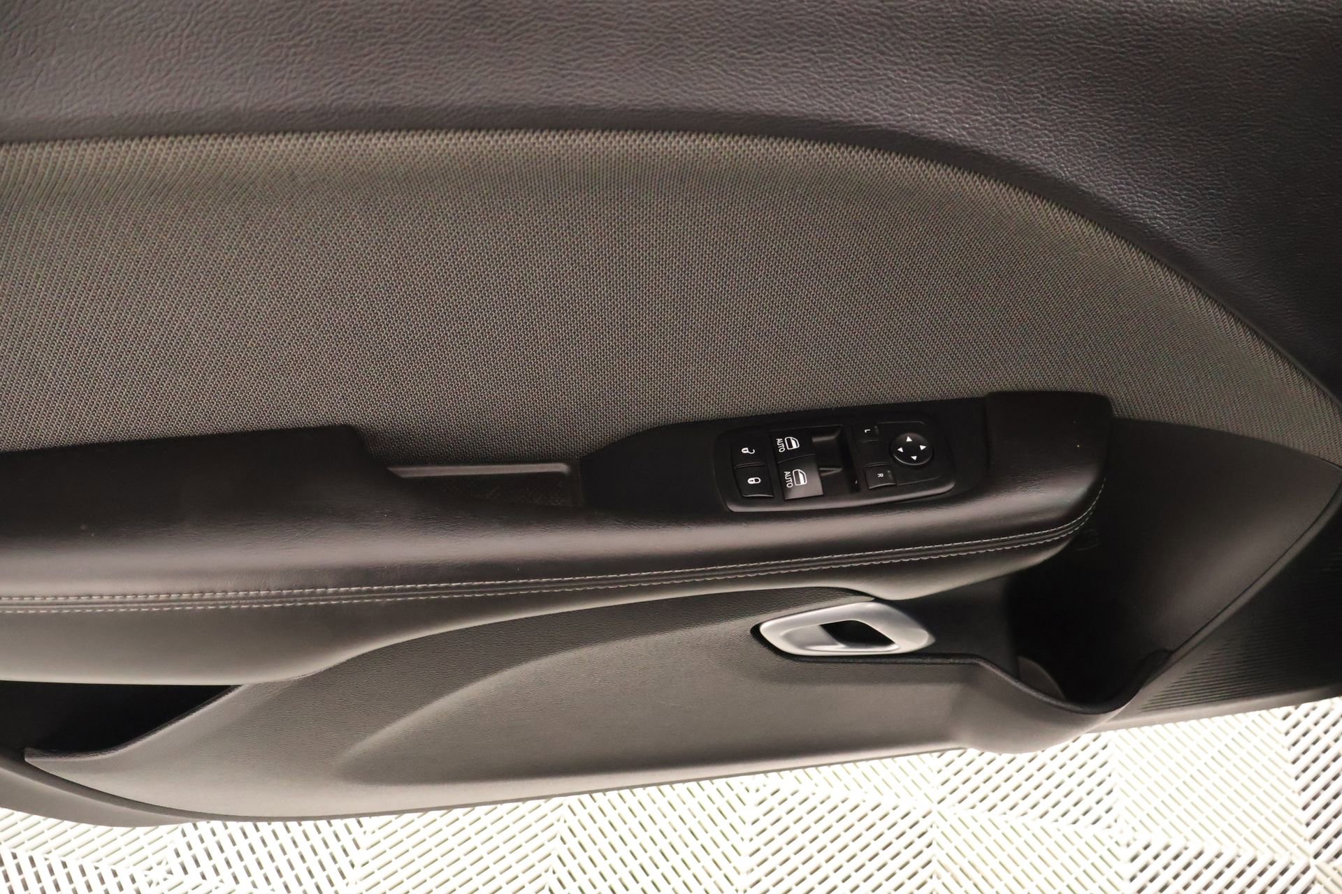 Used 2015 Dodge Challenger SXT RWD image 14