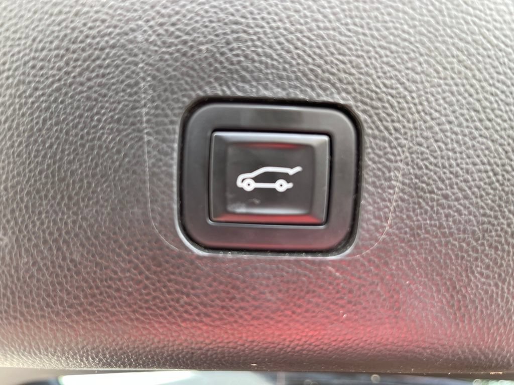 Used 2018 Chevrolet Traverse Premier w/ Redline Edition AWD/4WD image 13