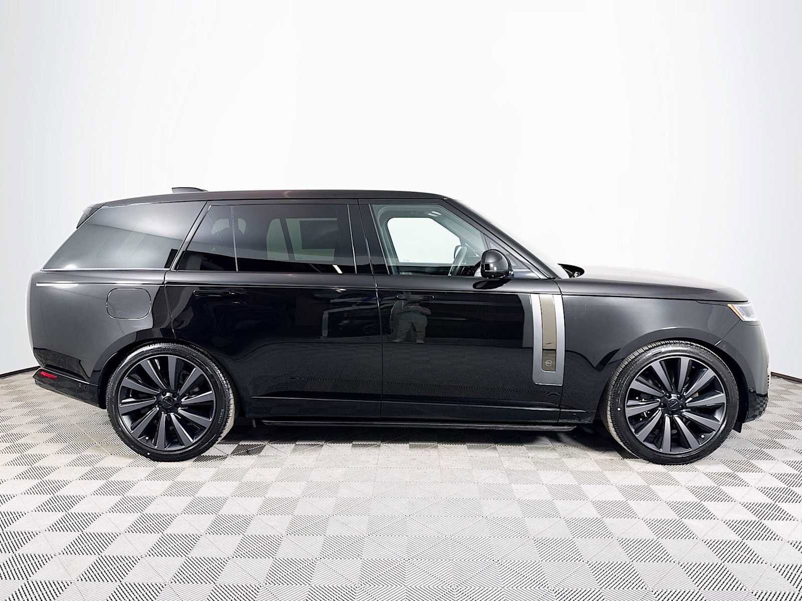 New 2026 Land Rover Range Rover SV image 4