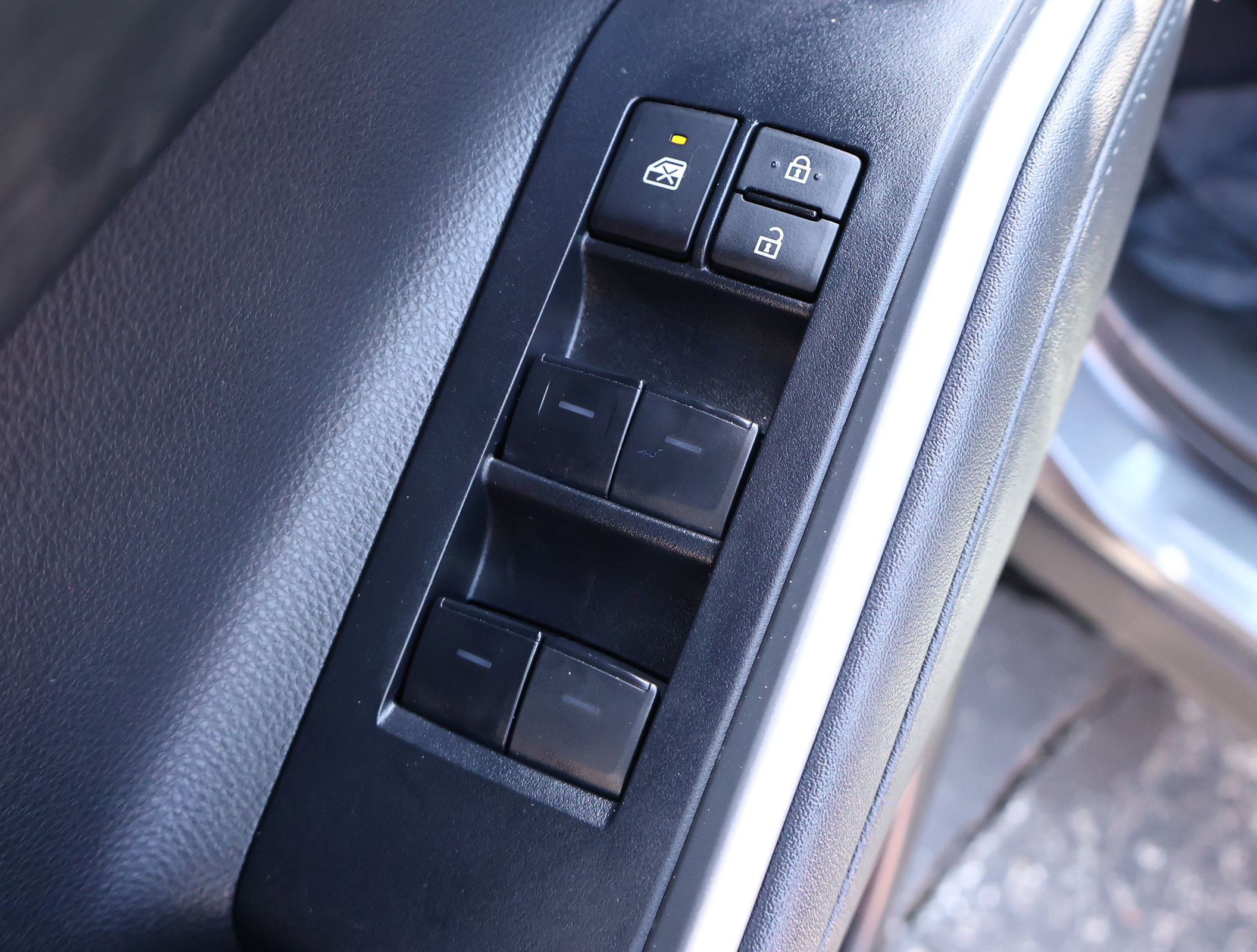 Used 2023 Toyota Highlander LE FWD image 8