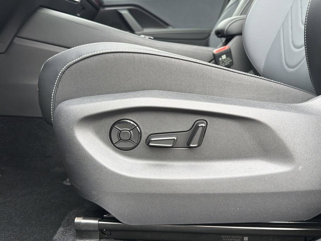 New 2026 Volkswagen Tiguan SE R-Line FWD image 23
