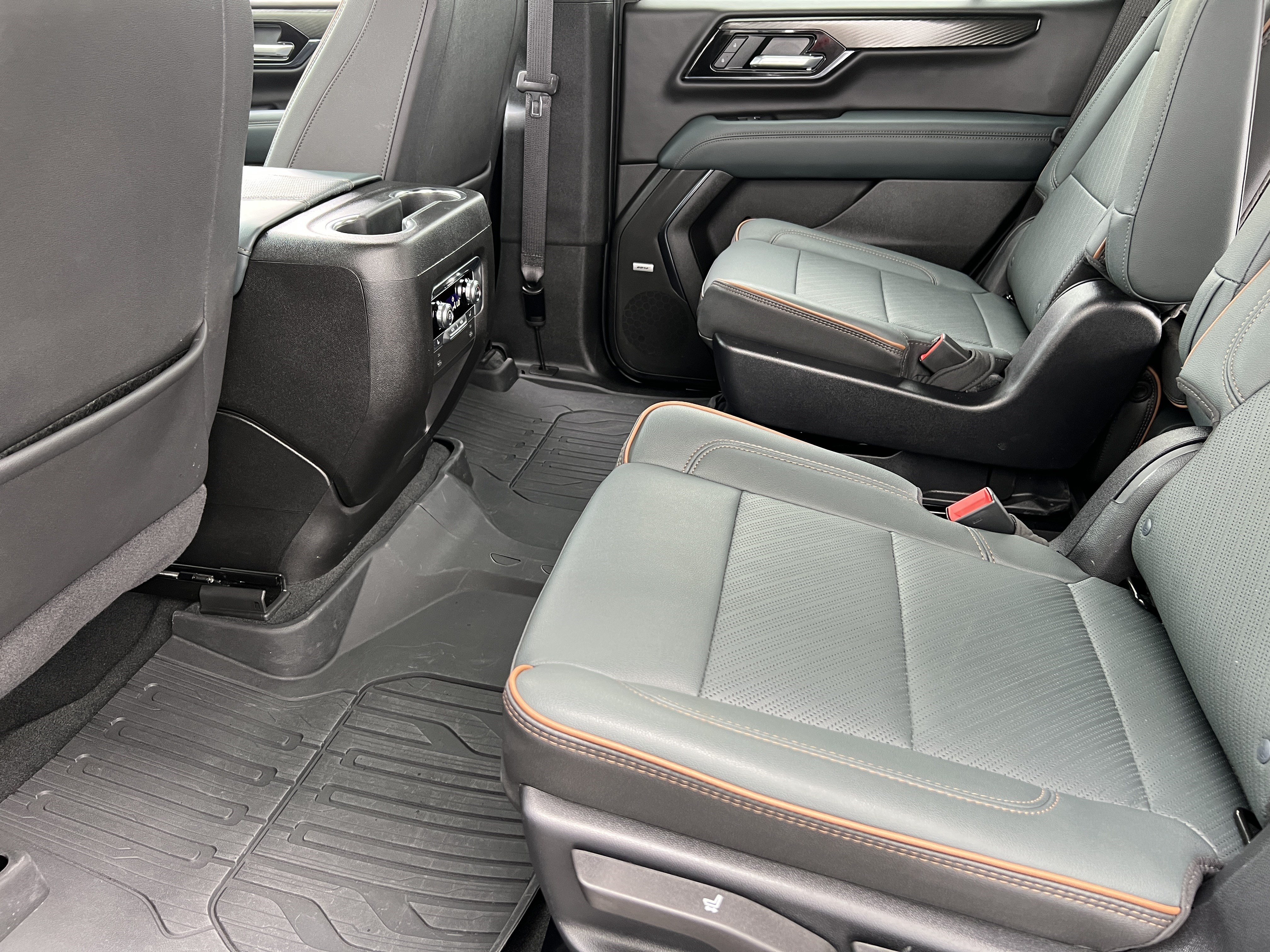 Used 2025 GMC Yukon AT4 w/ AT4 Premium Package AWD/4WD image 18