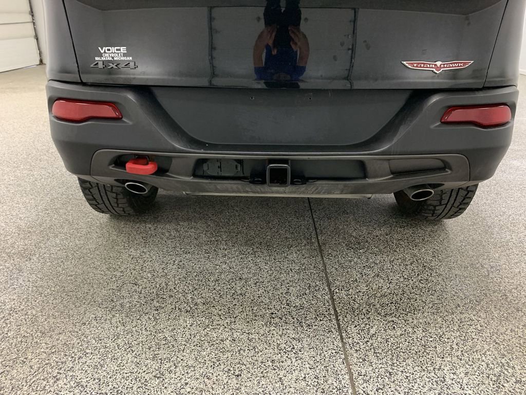 Used 2018 Jeep Cherokee Trailhawk w/ Cold Weather Group AWD/4WD image 28