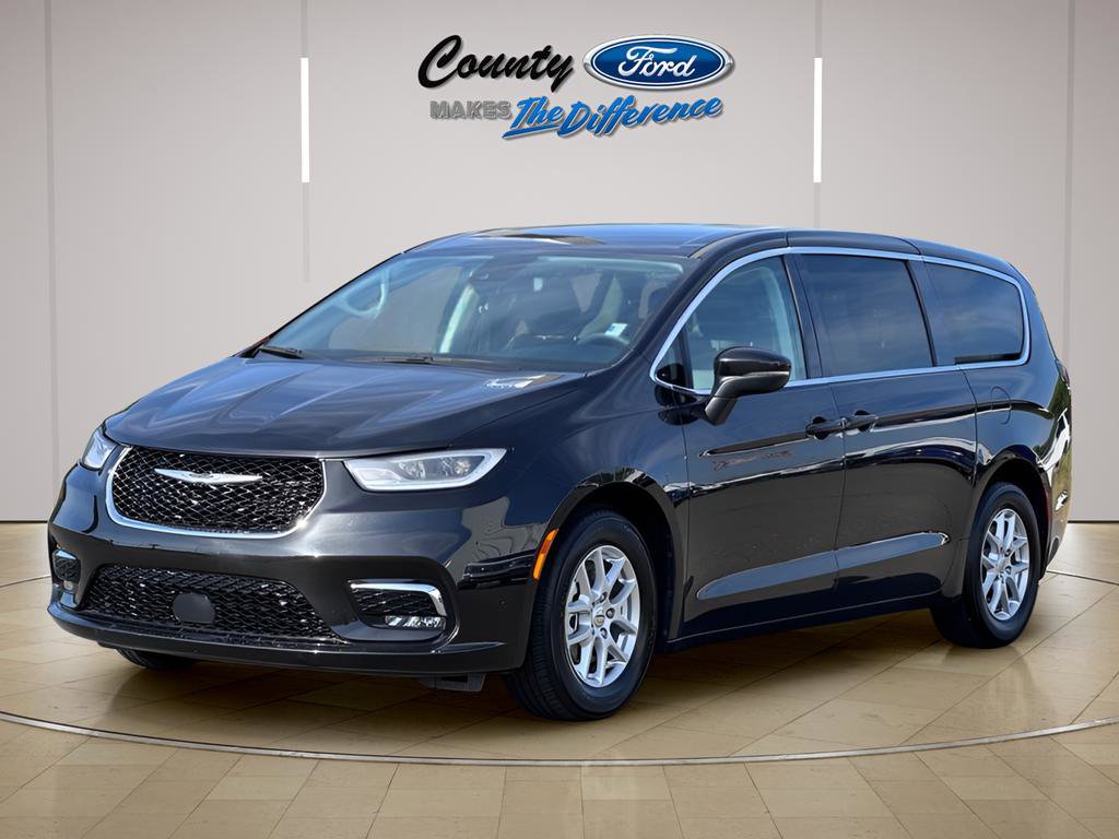 Used 2023 Chrysler Pacifica Touring-L FWD image 2