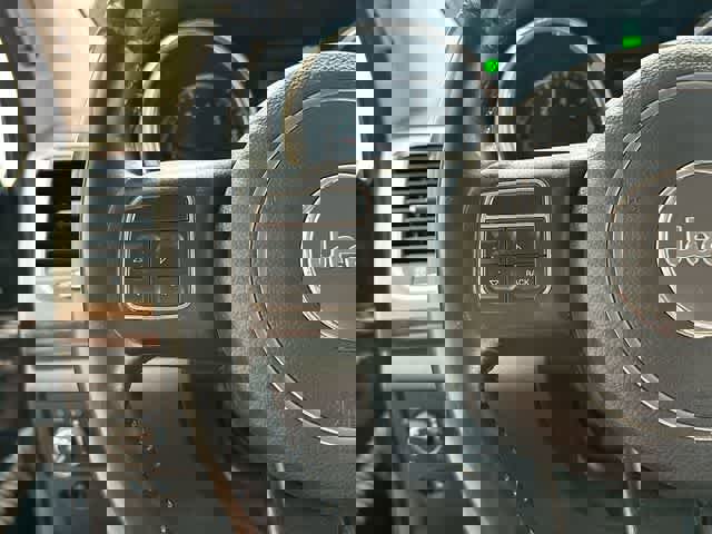 Used 2012 Jeep Grand Cherokee Laredo w/ Laredo E Group AWD/4WD image 8