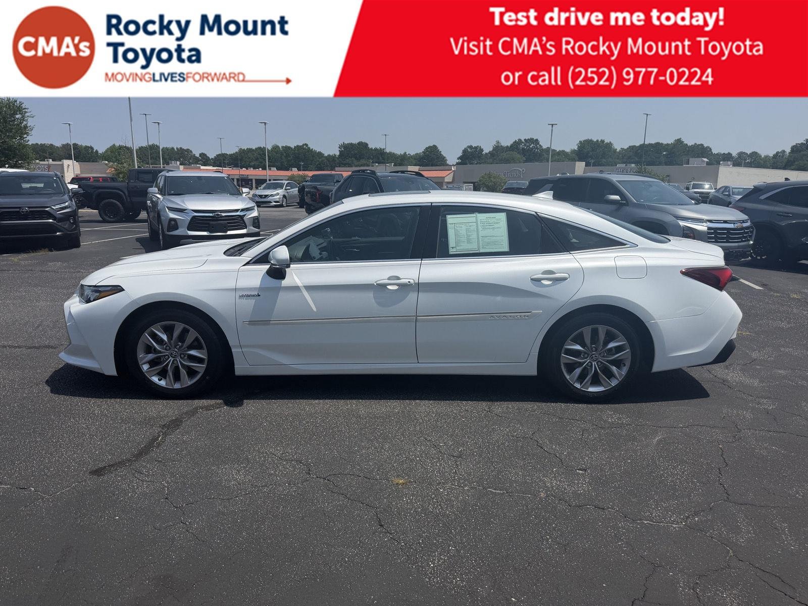 Used 2020 Toyota Avalon XLE w/ Moonroof Package FWD image 4