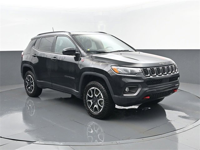Used 2024 Jeep Compass Trailhawk image 3