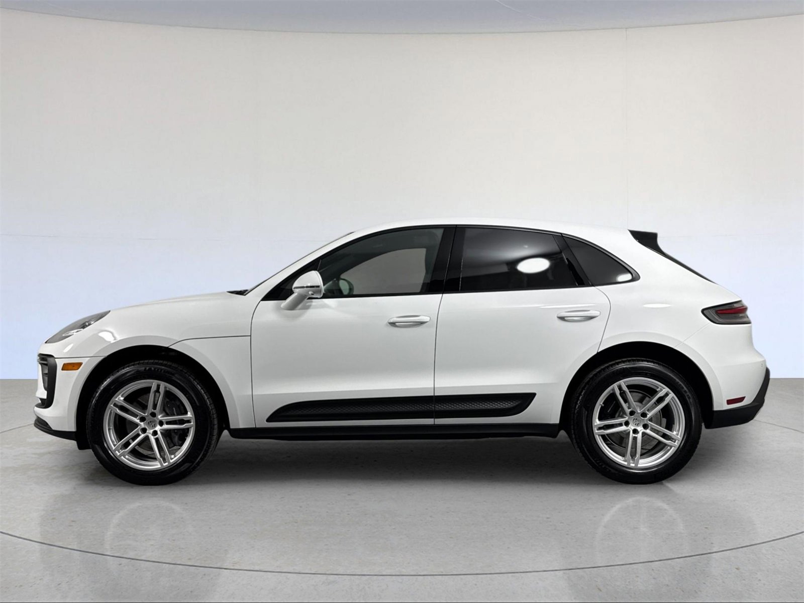 Used 2025 Porsche Macan image 2