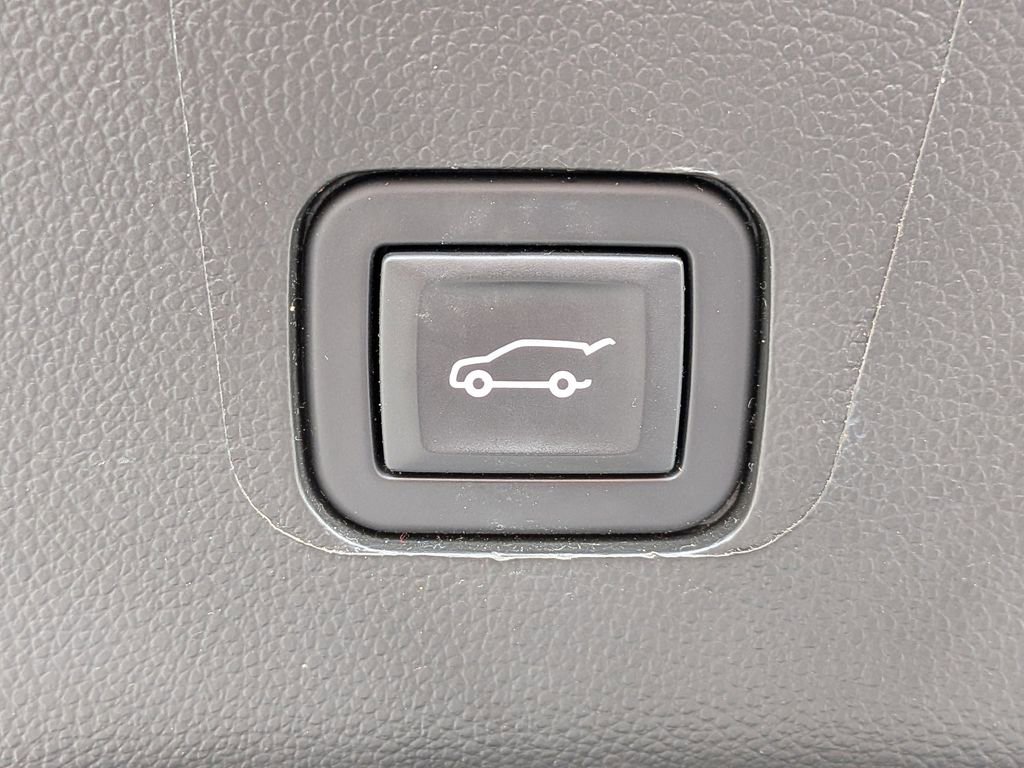 Used 2023 Chevrolet Traverse LT w/ LT Premium Package AWD/4WD image 16