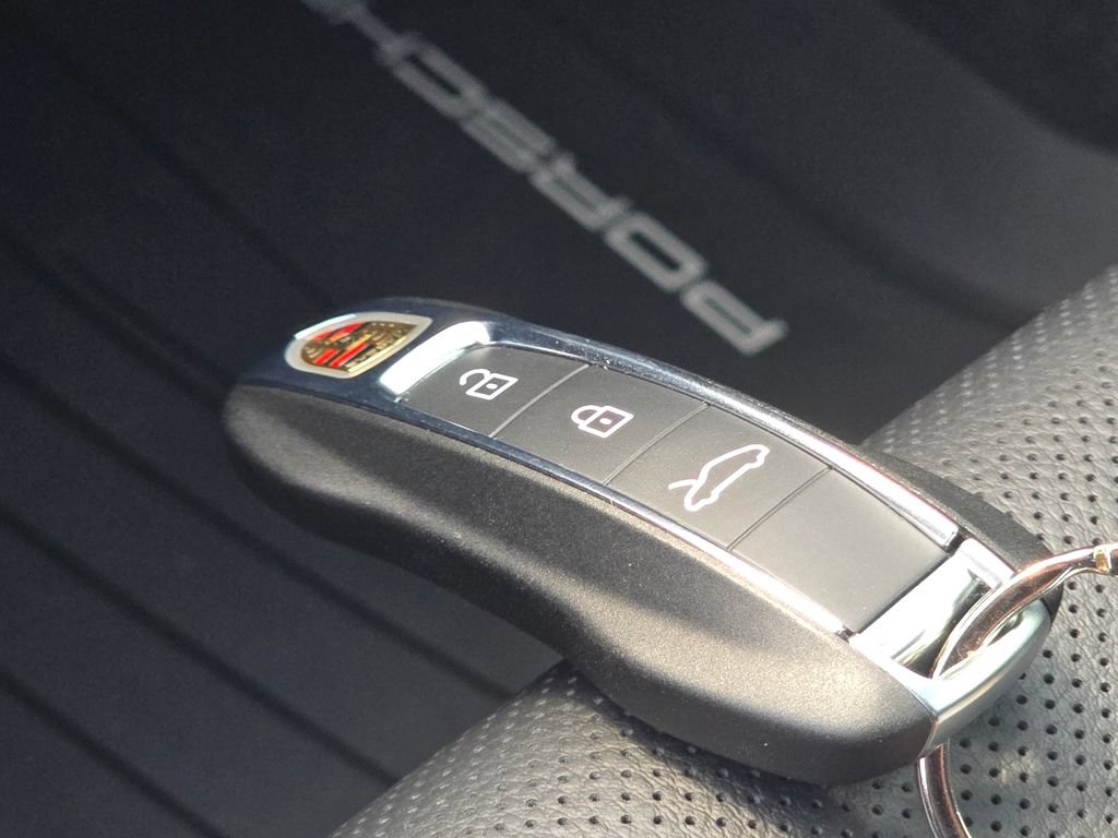 Used 2025 Porsche 911 Carrera RWD image 32