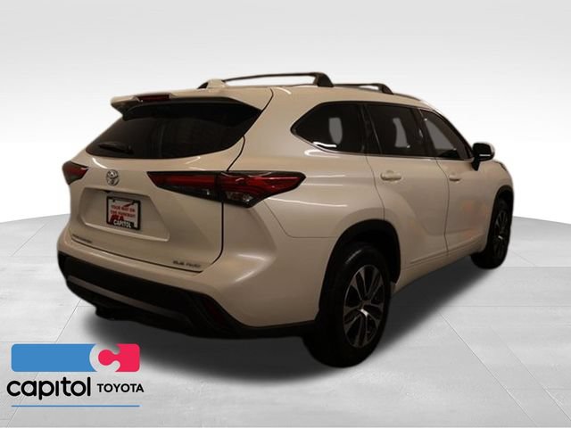 Certified 2021 Toyota Highlander XLE AWD/4WD image 3