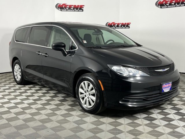 Used 2020 Chrysler Voyager L image 2