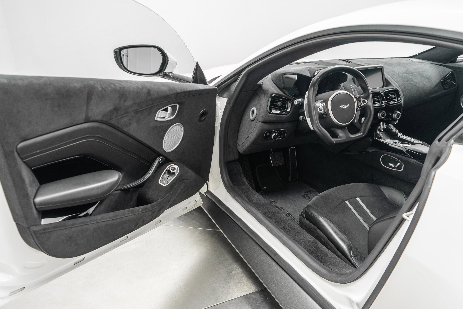 Used 2020 Aston Martin V8 Vantage Coupe RWD image 22