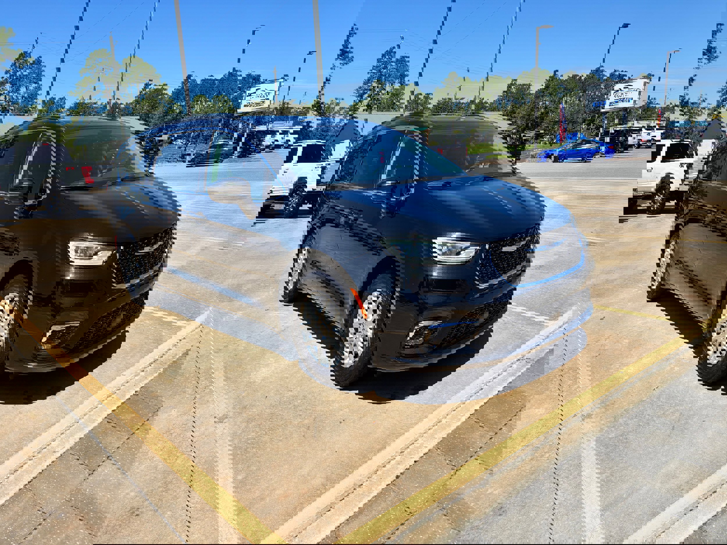 Used 2022 Chrysler Pacifica Touring-L w/ Uconnect Theater Family Group image 3