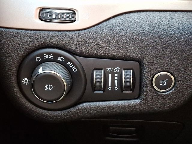 Used 2017 Jeep Cherokee Latitude w/ Comfort/Convenience Group AWD/4WD image 25