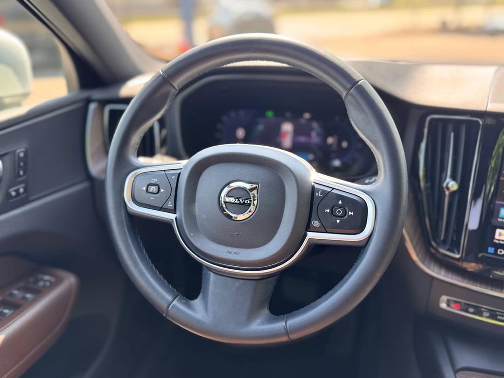 Used 2022 Volvo XC60 B5 Momentum AWD/4WD image 22