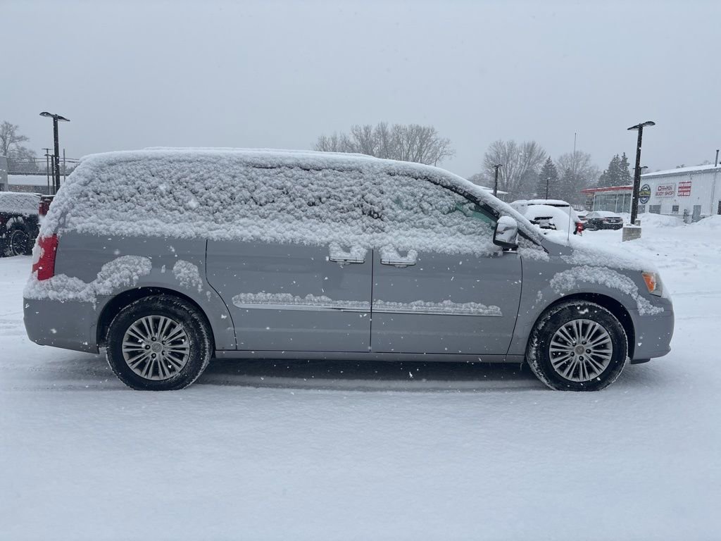 Used 2013 Chrysler Town & Country Touring-L w/ Driver Convenience Group image 6