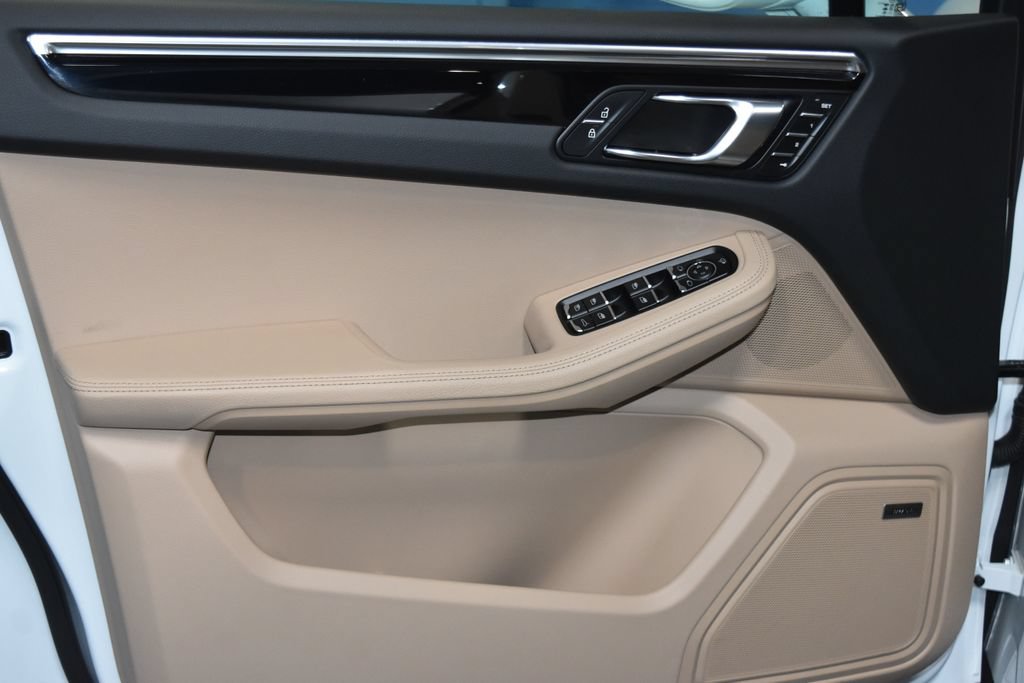 Certified 2025 Porsche Macan AWD/4WD image 6