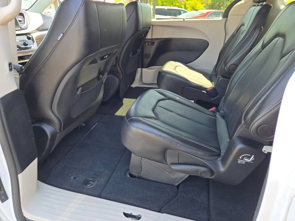 Certified 2024 Chrysler Pacifica Touring-L FWD image 22