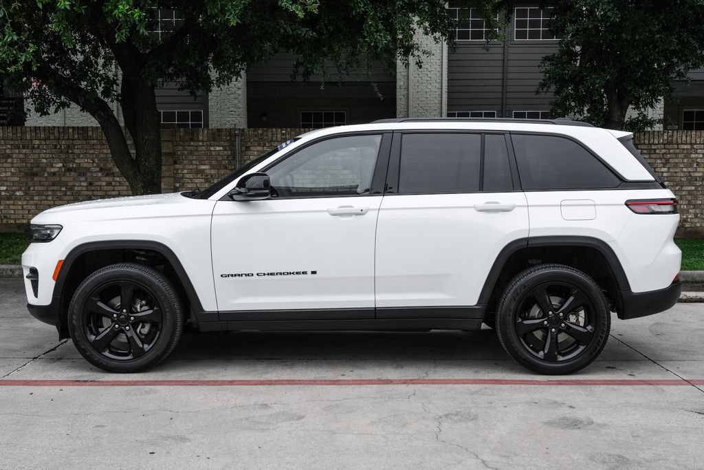 Used 2023 Jeep Grand Cherokee Altitude AWD/4WD image 20