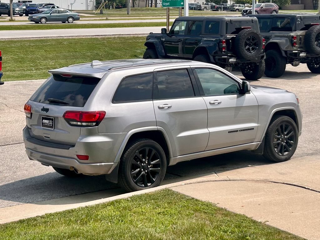 Used 2019 Jeep Grand Cherokee Altitude AWD/4WD image 6