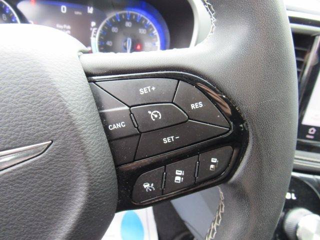 Used 2023 Chrysler Pacifica Touring FWD image 15