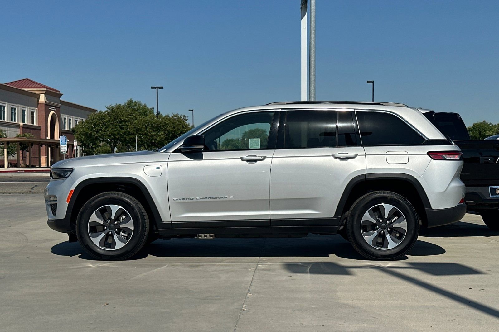 Used 2024 Jeep Grand Cherokee Limited 4xe AWD/4WD image 3